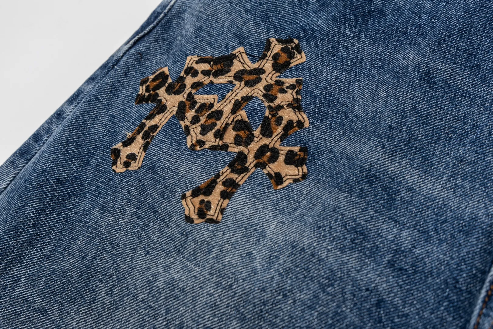 135 CH Crow Heart Blue Pants, Leopard Print Cross Pattern Leather Washed Jeans. The jeans need to be washed before being dismantled and then hand-stitched with sheepskin cross leather and then spliced ​​together to complete. The whole piece has too many craftsmanship to explain. The patchwork cross pattern is embellished, and the high-waisted washed jeans! ! Absolutely Premium luxury product, a god-level single product, a super popular product, made with top heavy industry, a magic weapon not to be missed. Customized hardware, thick fabric, soft after washing, good breathability, customized small leather label, unique design, simple and elegant details, exquisite workmanship, the whole trousers are neatly routed, and the details are in place! It’s so cool that both men and women can easily control the genderless trend! Style number: 2065# Color: Blue Size: 28 30 32 34